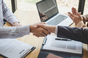 Read more about the article Powrót na rynek pracy po dłuższej przerwie: Jak odświeżyć swoje umiejętności i CV?