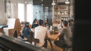 Read more about the article Zarządzanie konfliktem w zespole – strategie i rozwiązania
