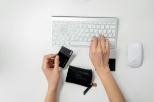 Read more about the article Ochrona przed oszustwami telefonicznymi i internetowymi