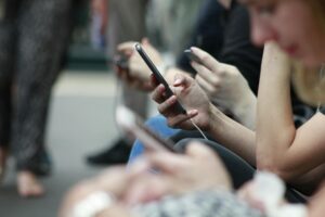 Read more about the article Marketing mobilny – strategie dotarcia do użytkowników smartfonów