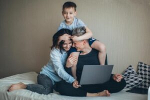 Read more about the article Praca zdalna – jak stworzyć efektywne środowisko pracy w domu