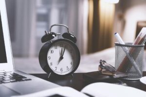 Read more about the article Jak wyceniać swoje usługi – ustalanie stawek i negocjacje