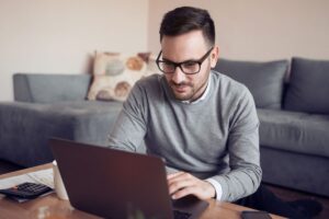 Read more about the article Freelancing a praca na etacie – plusy i minusy