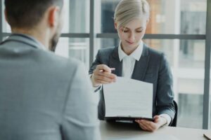 Read more about the article Umowa zlecenie vs dzieło: różnice i ryzyka dla stron