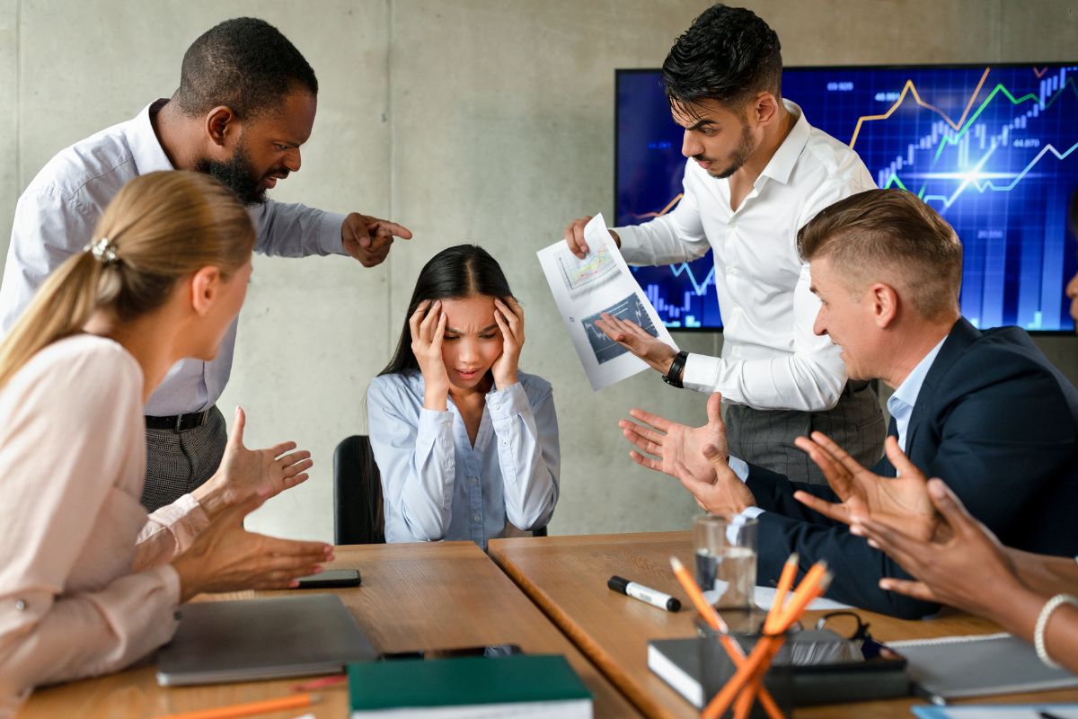 Read more about the article Mobbing i dyskryminacja: jak reagować i dokumentować