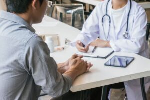 Read more about the article Badania wstępne i okresowe: co, kiedy i u kogo