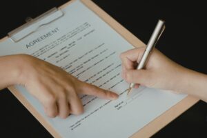 Read more about the article Rozwiązanie umowy za porozumieniem: kiedy się opłaca