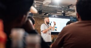 Read more about the article Elevator Pitch: Krótka prezentacja pomysłu biznesowego