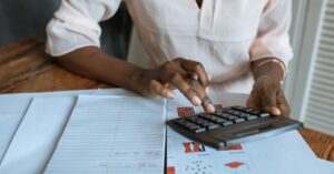 Read more about the article Główna księgowa: Osoba nadzorująca finanse w firmie