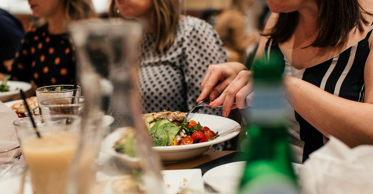 Read more about the article Lunch biznesowy: Spotkanie służbowe przy wspólnym posiłku