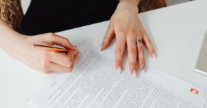 Read more about the article Umowa: Prawnie wiążący dokument ustalający warunki współpracy