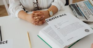 Read more about the article Kodeks pracy: Zbiór przepisów regulujących stosunki pracy