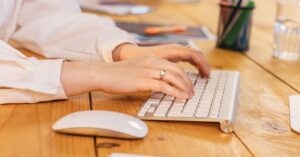 Read more about the article Świadczenie pracy: Realizacja obowiązków zawodowych przez pracownika