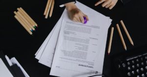 Read more about the article Odpowiedzialność prawna: Obowiązek przestrzegania przepisów i norm